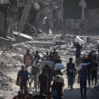 GAZA (---), 10/10/2025.- Palestinians return to inspect their homes after the Israeli army withdrew from some areas east of Khan Yunis in the southern Gaza Strip, 10 October 2025. Israeli Prime Minister Benjamin Netanyahu's office announced on 09 October that the Israeli government had approved the Gaza ceasefire and hostage release plan. EFE/EPA/HAITHAM IMAD