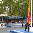 Vista del izado de la bandera durante el desfile de las Fuerzas Armadas con motivo de la Fiesta Nacional este domingo en Madrid. EFE/Borja Sánchez-Trillo.