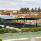 Las placas se han colocado en el tejado de las nuevas pistas del polideportivo.
