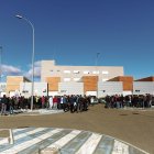 Alumnos del Centro Integrado Tecnológico Industrial de León, a la puerta del instituto.