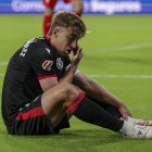 El capitán de la Cultural Rodri Suárez se duele en el estadio Bahrain Victorious Nuevo Arcángel de Córdoba.
