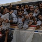 Prisioneros palestinos liberados a su llegada a Gaza tras su liberación.