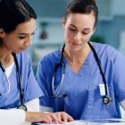 Enfermeras revisando informes clínicos: la experiencia, el tipo de turno y el centro donde trabajan influyen directamente en su salario mensual en León.