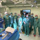 Equipo sanitario que participó en las operaciones pioneras con cuatro niños en el Caule.