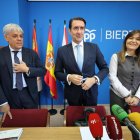 Suarez Quiñones flanqueado por Eduardo Diego y  Beatriz Coelho en la rueda de prensa de este viernes en Ponferrada.