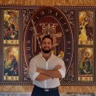 El artista David de Juan ante una de sus obras.