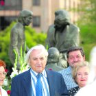 Odón Alonso en primer término y detrás la escultura que el Ayuntamiento dedicó a su padre en la Condesa