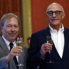 El presidente del Banc Sabadell, Josep Oliu, acompañado por el presidente de la Cambra de Comerç de Barcelona, Josep Santacreu (i), durante la comparecencia que ha ofrecido este viernes en la sede de la Cambra de Comerç, para valorar el fracaso de la opa del BBVA contra el banco catlán.