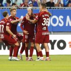 La Cultural celebra la victoria conseguida de forma abultada ante el Real Zaragoza en el Ibercaja Estadio (0-5).