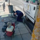Operario de la brigada de obras de Ponferrada en una acera.