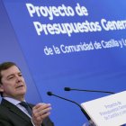 El presidente de la Junta de Castilla y León, Alfonso Fernández Mañueco, durante la rueda de prensa en la que presentó el proyecto de Ley de Presupuestos Generales de la Comunidad de Castilla y León para el año 2026 .