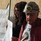 Familiares de los seis mineros muertos en el Pozo Emilio se manifiestan ante los juzgados de León.