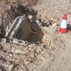 Estado en el que quedo una de las arquetas de la pista.