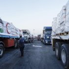 Camiones con ayuda humanitaria hacen fila para entrar en el cruce fronterizo de Rafah.