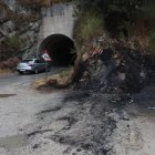 A la dereha la zona donde impactó y ardió el coche Peugeot 306 en la madrugada del domingo, junto a la presa de Bárcena.