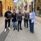 Los organizadores con el cartel participante.
