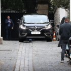 El coche del presidente Nicolas Sarkozy. EFE/EPA/SADAK SOUICI.