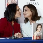 Tamara Falcó besa a su madre en la presentación del libro de su madre.