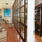 La Casa de Tepa conserva estancias nobles como esta galería acristalada y su biblioteca original, con suelos de madera, mobiliario de época y chimenea de mármol, fieles al estilo aristocrático de finales del siglo XVIII.