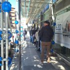 Primeras colas para comprar la Lotería de Navidad en León.