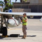 La joven leonesa con uno de los Eurofigther en el ejericio internacional en Canarias.