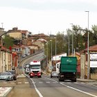 El tráfico en el tramo de la N-120 a su paso por Valverde de la Virgen pueblo y San Miguel es muy intenso.
