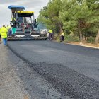 Autopistas prueba un nuevo firme en sus instalaciones de la AP-6 en Villacastín (Segovia).