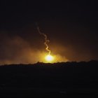 Un cohete lanzado por el ejército israelí sobre la parte norte de Gaza visto desde Kfar Aza, en el sur de Israel, el 29 de octubre de 2025. EFE/EPA/ATEF SAFADI.