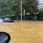 Imagen de la Avenida Adolfo Suarez en Sevilla capital anegada por la intensa lluvia que está cayendo este miércoles.EFE/Ignacio Rodríguez Acal.
