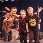 Miguel Cuervo (guitarra y voz), Alejandro Cartujo (batería y coros) y Juan Carrera (bajo y coros) son Cosmética.