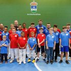 Los integrantes más jóvenes del CD Pelota a Mano Reino de León junto a entrenadores y representantes de la directiva.