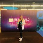 Noelia Rodríguez posa con dos premios obtenidos en el Metaworld Congress, uno por innovación y otro por su blog.