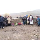 Descendientes de Lodares junto al vallado de lo que fue el cementerio.
