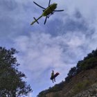 Momento en el que el cuerpo del deportista es sacado del barranco del Pajariel en helicóptero.