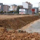 El desmonte de tierra de otras obras hace que el desnivel del descampado de Carrefour empiece a atenuarse.  El solar de Los Osorios lo atravesará una nueva calle.