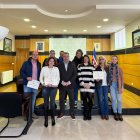 Los alumnos del programa posan con el alcalde y sus diplomas