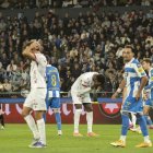 Los culturalistas Rubén Sobrino y Selu Diallo se echan las manos a la cabeza tras recibir el segundo gol del Deportivo en Riazor.