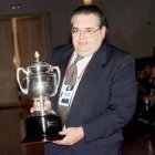 Juan Díez Guisasola con la copa de Campeón de Segunda División B durante su etapa como presidente de la Cultural.