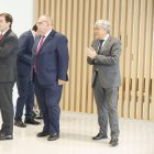 Fernández Mañueco saluda a un sanitario de El Ejido, junto a Alejandro Vázquez y Eduardo Diego.