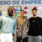 Haillu Estampes Mateu, Illias Kannane y Julián Laure, en su clase del Tecnológico Industrial.