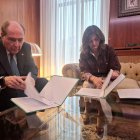 Miguel Ángel Escotet y Nuria González, durante la firma del acuerdo marco.