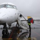 Una aeronave reposta en el aeropuerto de Léon.