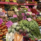 Un puesto con alimentos de un mercado de Madrid en una imagen de archivo.