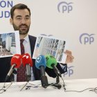 El portavoz del PP, David Fernández, enseña una fotografía en la que se ve el estado en el que está la instalación