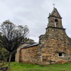 El templo, en pleno corazón de La Cabrera, data del siglo XVI.