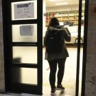 Una persona accede al Registro Civil en imagen de archivo.