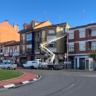 Un vehículo coloca las nuevas luminarias en Astorga.