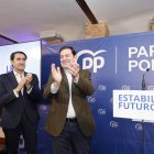 Alfonso Fernández Mañueco y Juan Carlos Suárez-Quiñones, este martes, en la directiva del PP de León, celebrada en el palacio de Botines.