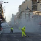 Los operarios cortaron el tráfico a primera hora de este martes en los accesos al pyuente de los Leones.