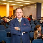 Andrés Rodríguez Benot, en el salón de grados de la Facultad de Biología en León.